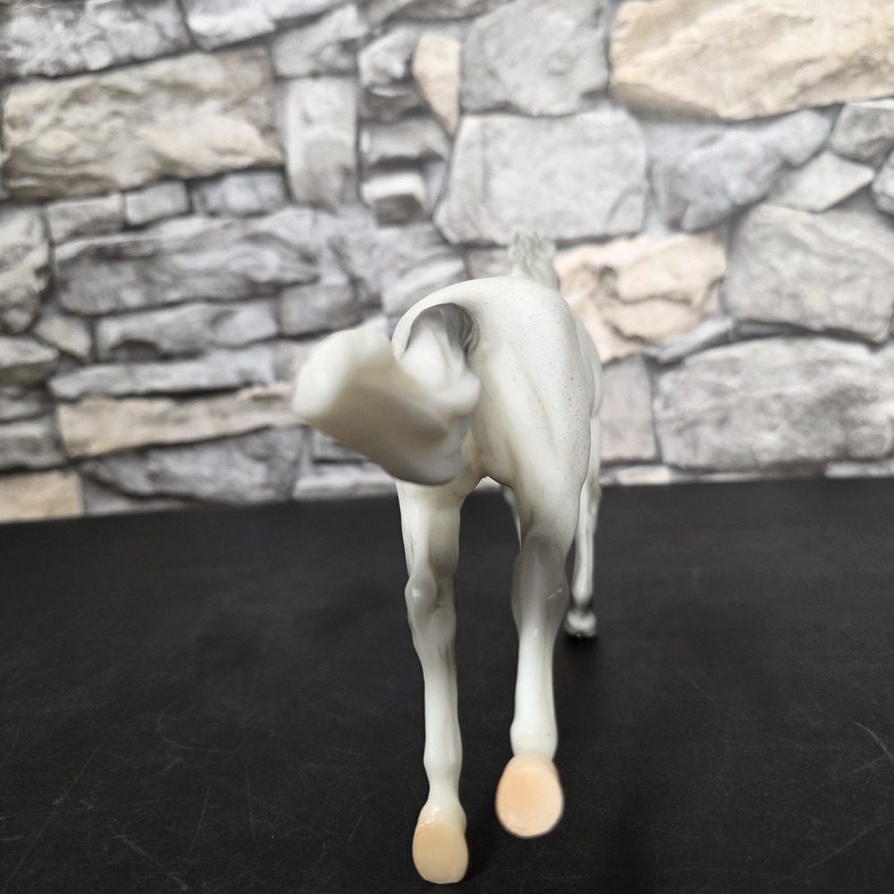 Breyer Classic Freedom Series HOTY Racing The Wind Thoroughbred Mare Grey - Picture 4 of 12
